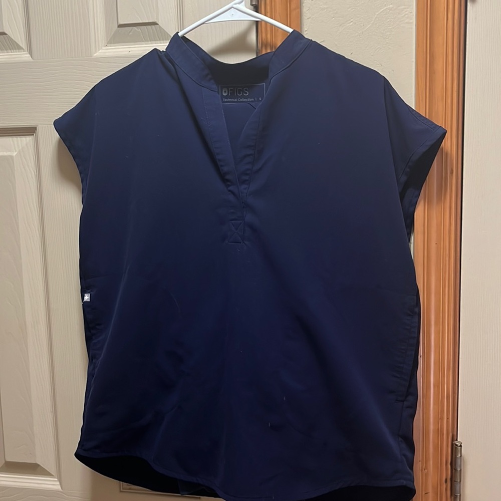 Navy blue figs oversize scrub top size small. Small bleaching;see pictures.